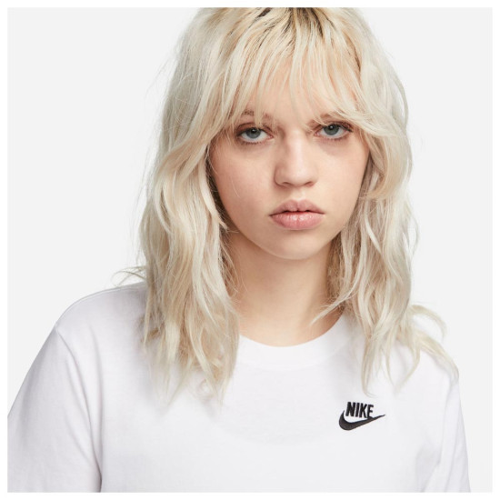 Nike Γυναικεία κοντομάνικη μπλούζα Sportswear Club Essentials Nike Γυναικεία κοντομάνικη μπλούζα Sportswear Club Essentials
